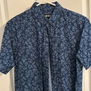 Men’s blue button-down short sleeve shirt